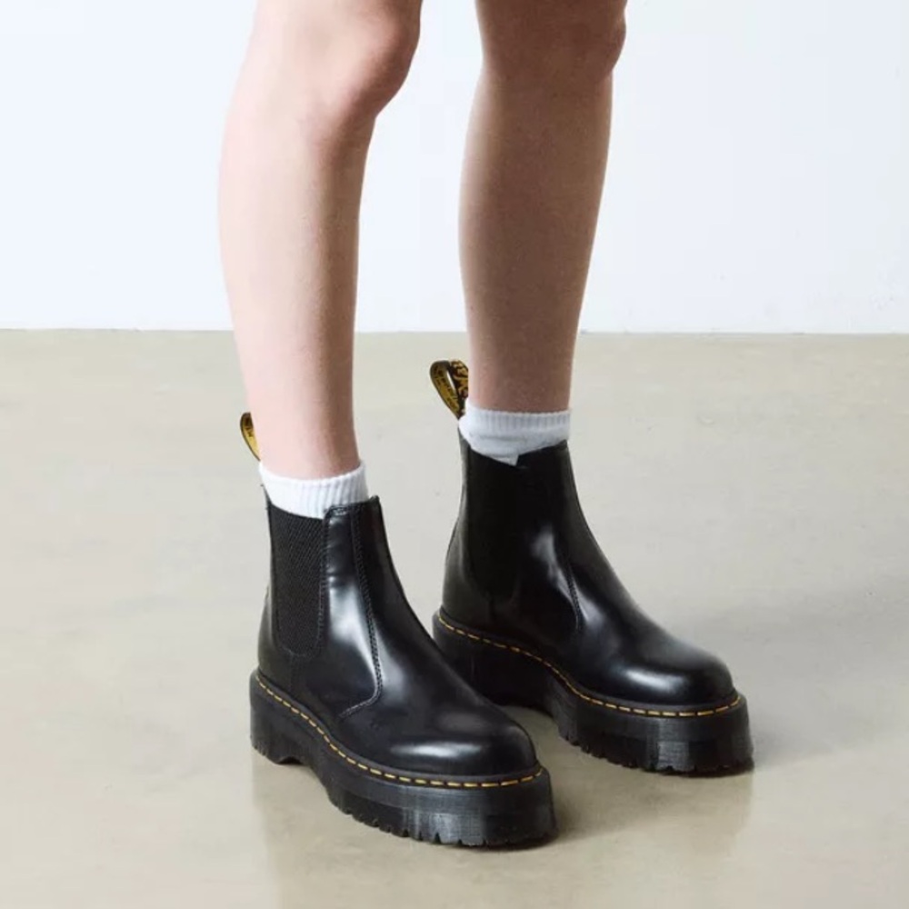 DR. MARTENS 2976 SMOOTH LEATHER PLATFORM CHELSEA BOOT